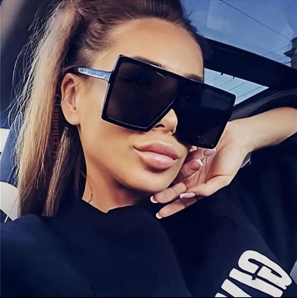 Accessories - Women square sunglasses